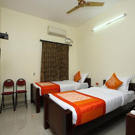 Oyo 10465 Koyambedu Chennai Hotel Buitenkant foto