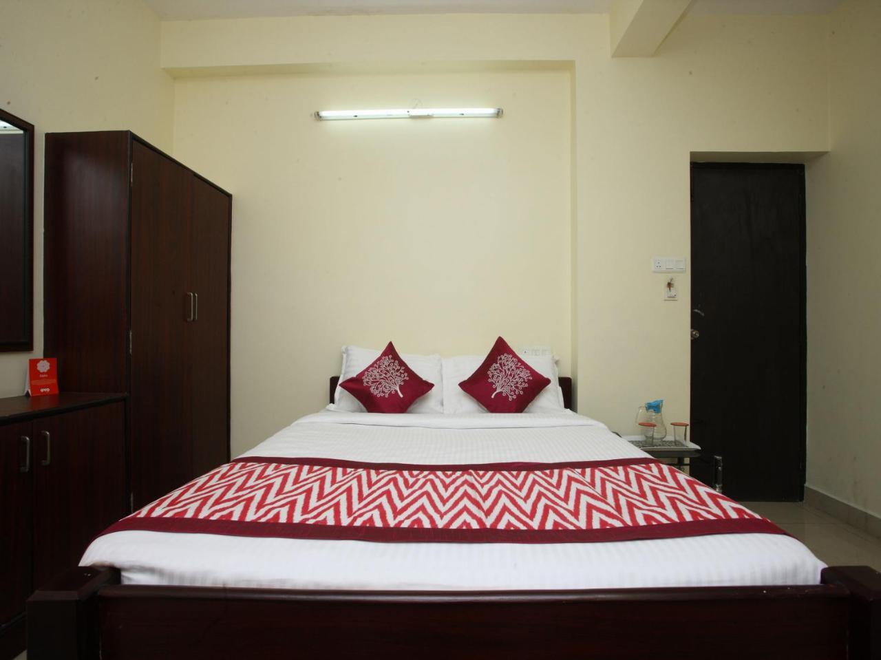 Oyo 10465 Koyambedu Chennai Hotel Buitenkant foto