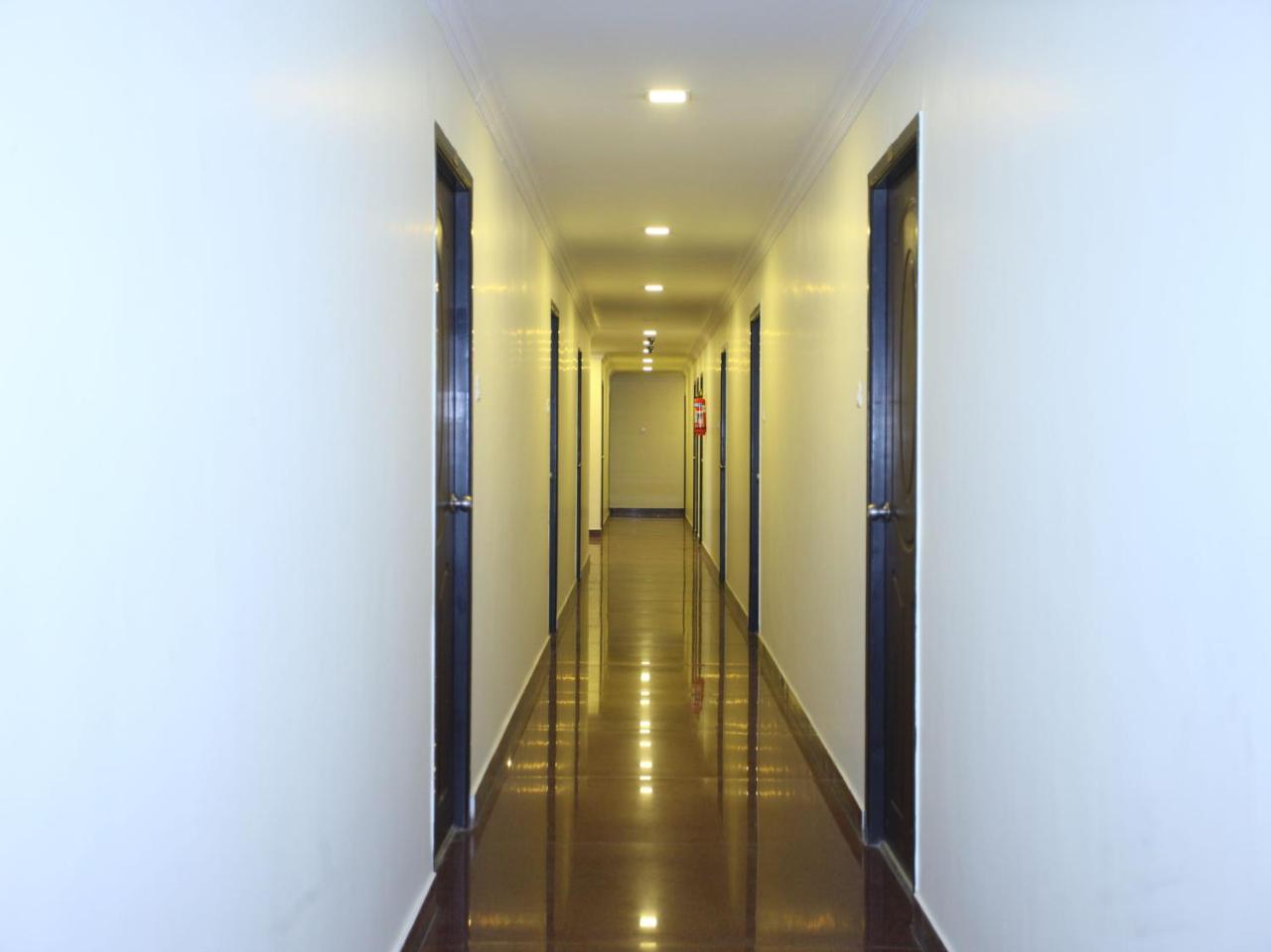 Oyo 10465 Koyambedu Chennai Hotel Buitenkant foto