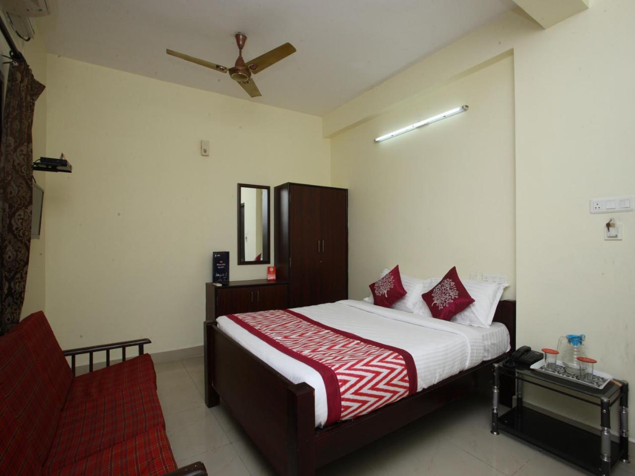 Oyo 10465 Koyambedu Chennai Hotel Buitenkant foto